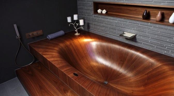 Bak mandi kayu. (Via: pinterest.com)