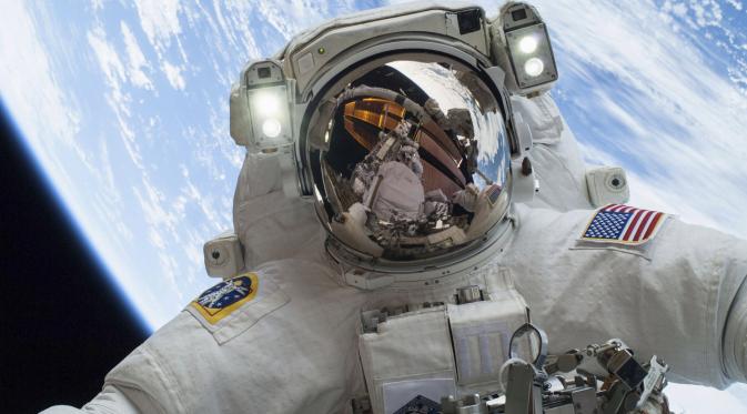Astronot NASA Mike Hopkins saat melakukan ekspedisi 38 penerbangan engineer (24/12/2013). Stasiun Luar Angkasa Internasional merayakan hari jadinya ke-15 pada 2 November sejak dihuni oleh manusia. (REUTERS/NASA)