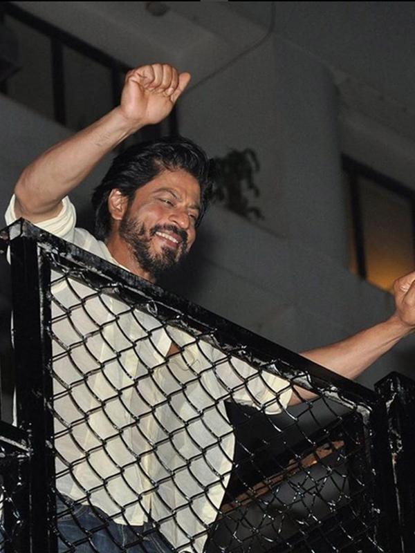 Shahrukh Khan menyapa penggemar dari balkon rumahnya. Sang mengabintang tengah merayakan ulang tahun yang ke-50. [Foto: Instagram]