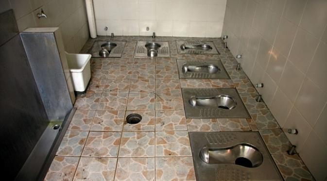 Toilet Terbuka Jadi 'Culture Shock' Bagi Turis di Cina. | via: Alamy