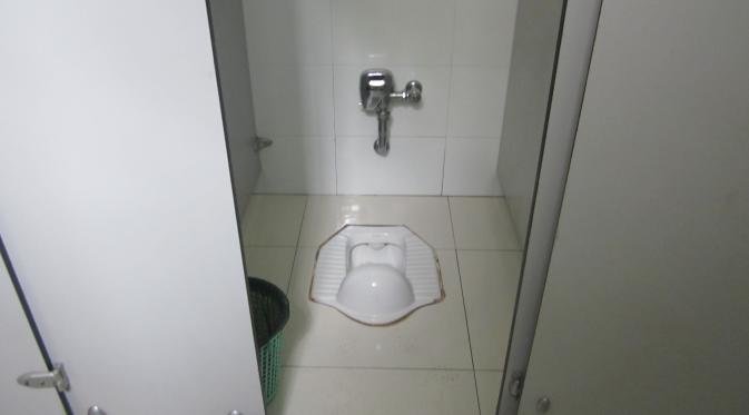 Toilet Terbuka Jadi 'Culture Shock' Bagi Turis di Cina. | via: ben-tzion.com