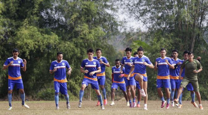 Sejumlah pemain PBR melakukan pemanasan pada latihan jelang Piala Jenderal Sudirman di Lapangan National Youth Training Center, Sawangan, Depok, Jawa Barat, Senin (2/11/2015). (Bola.com/Vitalis Yogi Trisna)