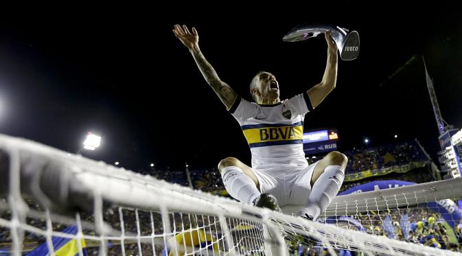 Carlos Teves merayakan gelar juara Divisi Primera Liga Argentina bersama Boca Juniors (Daily mail)