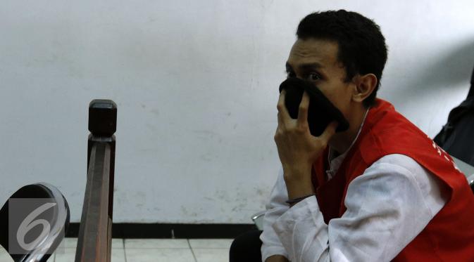 M Prio Santoso pelaku pembunuhan Deudeuh Alfi Sahrin alias Tata Chubby mendengarkan saat sidang dengan agenda pembacaan tuntutan di Pengadilan Negeri Jakarta Selatan, Senin (2/11/2015). (Liputan6.com/Yoppy Renato)