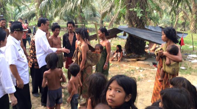 Presiden Jokowi saat mengunjungi Suku Anak Dalam di Jambi. (Facebook Presiden Jokowi)