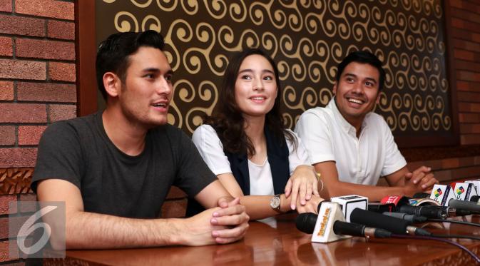 Arifin C. Putra, Tatjana Saphira dan Chicco Jerikho saat menghadiri acara launching poster film Negeri Van Oranje. [Foto: Herman Zakaria/Liputan6.com]
