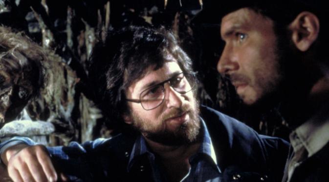 Sutradara Steven Spielberg bersama aktor Harrison Ford di film Indiana Jones. (slashfilm.com)