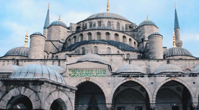 Andien mengunggah foto Blue Mosque di Turki. Ia begitu mengagumi bangunan bersejarah itu (sumber foto: Instagram Andien)