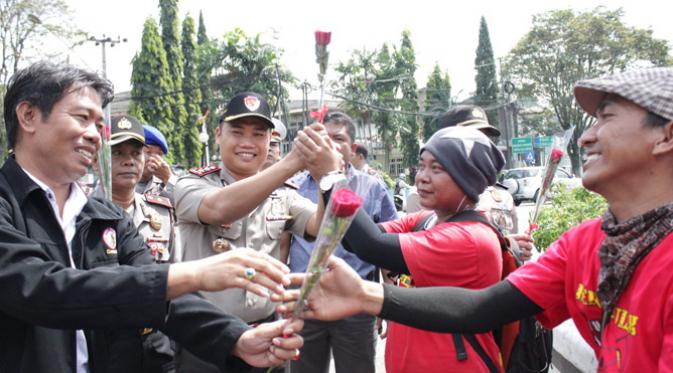 AKBP Asep Guntur Rahayu, Kapolres Cianjur, menerima bunga dari warga | Via: kaskus.co.id