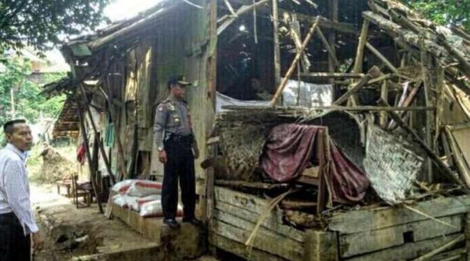  AKBP Asep Guntur Rahayu, Kapolres Cianjur, meninjau langsung lokasi 1 keluarga miskin yang terpaksa masak batu untuk makan | Via: kaskus.co.id