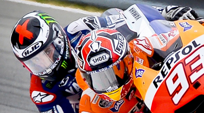 Marc Marquez dan Jorge Lorenzo terlibat persaingan ketat di MotoGP Valencia 2013. (Foxsports)