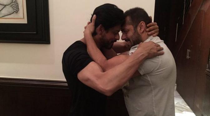 Salman Khan dan Shah Rukh Khan berpelukan [foto: twitter/IamSRK]