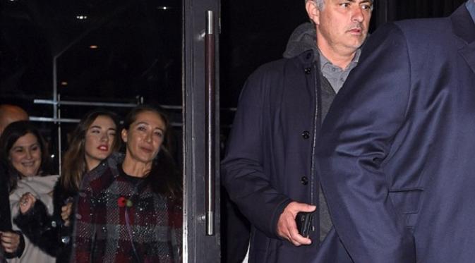 Jose Mourinho keluar dari restauran disusul oleh sang istri, Matilde dan kedua anaknya, Jose Jr dan Matilde Jr. (Daily Mail) 