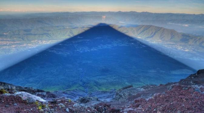Bayangan yang Dihasilkan oleh Gunung Fuji yang Panjangnya Mencapai 24 KM | via: brightside.me