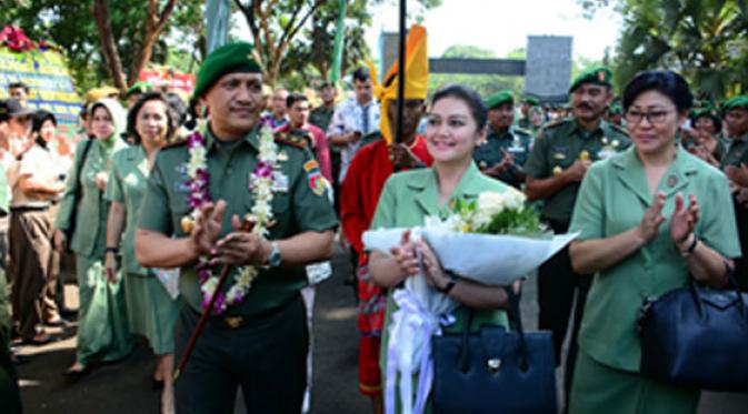 Mayjen Agus Surya Bakti dan Istrinya Bella Saphira disambut saat tiba di Makassar. (via kodam-wirabuana.mil.id)