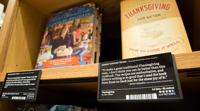 Ulasan pelanggan dan peringkat yang diletakkan di bawah buku-buku di toko Amazon Books di University Village, Seattle, Selasa (3/11). Setelah 20 tahun mejual buku secara online, akhirnya Amazon membuka toko buku fisik pertamanya. (AFP Photo/Jason Redmond)