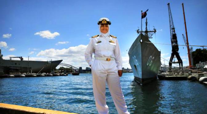 Kisah Kapten Mona Shindy, nakhoda kapal perang HMAS Canberra, mendobrak semua pandangan saru. (Sumber Daily Telegraph)