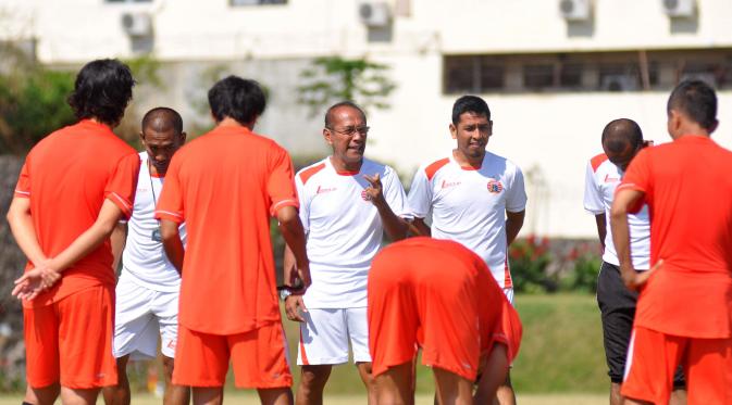 Pelatih Persija, Bambang Nurdiansyah, memberikan pengarahan kepada pemain Persija saat menggelar latihan di Lapangan Kusuma Agrowisata, Batu, Malang, Rabu (4/11/2015). (Bola.com/Kevin Setiawan)