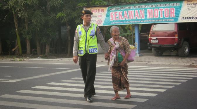 Foto-foto Polisi Ini Akan Membuat Kamu Langsung Jatuh Cinta | via: 4.bp.blogspot.com