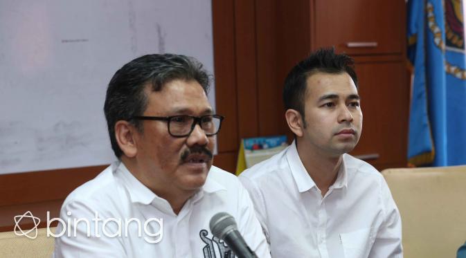 Raffi Ahmad saat memberikan keterangan pers didampingi Ketua Dewan Kehormatan PWI Pusat Ilham Bintang. (Yunan Laziale/Bintang.com)