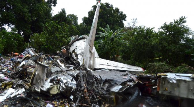Puing - puing pesawat kargo buatan Rusia yang jatuh di wilayah Juba, Sudan Selatan, Rabu (4/11/2015). Pesawat jatuh tak lama setelah lepas landas dari dari ibukota Sudan Selatan. (REUTERS/Stringer)