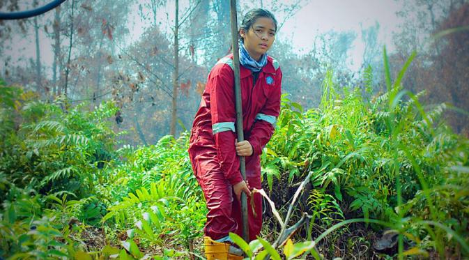 Intan, salah satu relawan perempuan yang ikut berjuang di hutan Kalimantan. (#SekolahRelawan)