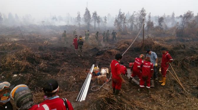 Anggota Sekolah Relawan di tengah kesibukan memadamkan api di hutan Kalimantan. (#SekolahRelawan)