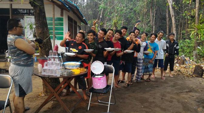 Meski lapar, para relawan tetap tertib antre untuk santap siang yang sederhana. (#SekolahRelawan)