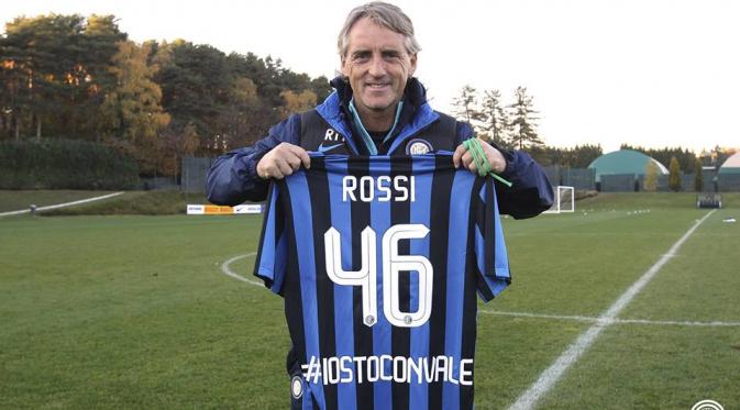 Pelatih Inter Milan berfoto dengan menunjukkan jersey Inter bernomor punggung 46 yang merupakan bentuk dukungan untuk pebalap Yamaha, Valentino Rossi. (Facebook)