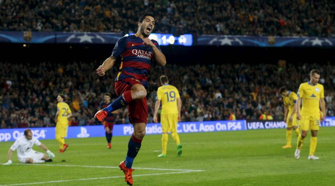 Pemyerang Barcelona, Luis Suarez merayakan gol yang dicetaknya ke gawang Bate Borisov pada laga Liga Champions di Stadion Camp Nou, Spanyol, Rabu (4/11/2015). Barcelona berhasil menang 3-0. (Reuters/Albert Gea)