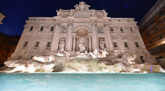 Air mancur Trevi Fountain saat peresmiannya usai dibuka kembali setelah ditutup untuk renovasi, Roma, Selasa (3/11). Renovasi digagas oleh salah satu brand fashion Italia, Fendi, dengan biaya sebesar 2,2 juta Euro (Rp 32 m). (AFP PHOTO/ALBERTO PIZZOLI)