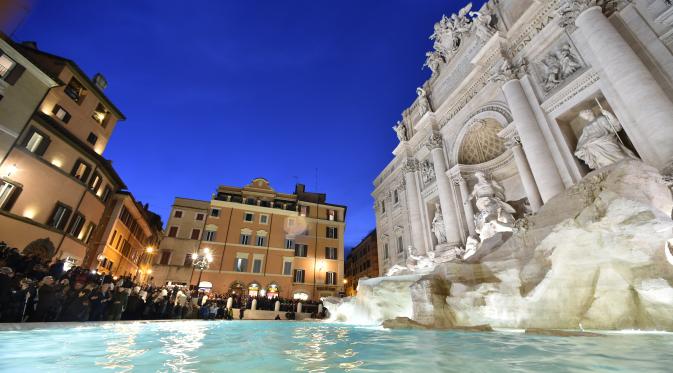 Sebuah gambar menunjukkan air mancur Trevi Fountain saat peresmiannya setelah ditutup untuk renovasi, Roma, Selasa (3/11). Renovasi digagas oleh salah satu brand fashion Italia, Fendi, dengan biaya 2,2 juta Euro (Rp 32 m). (AFP PHOTO/ALBERTO PIZZOLI)