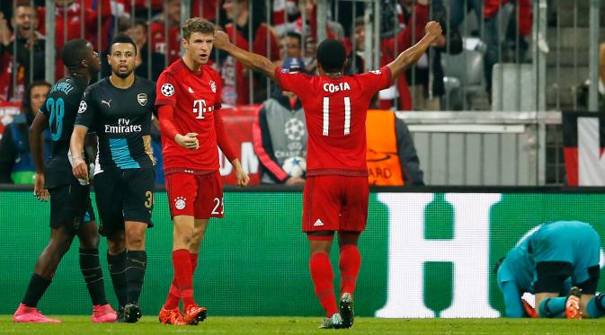 Penyerang Muenchen, Thomas Muller melakukan selebrasi usai mencetak gol kegawang Arsenal pada lanjutan Grup F liga champions di stadion Allianz Arena, Munich, Jerman (4/11). Muenchen menang atas Arsenal dengan skor 5-1. (Reuters/John Sibley) 