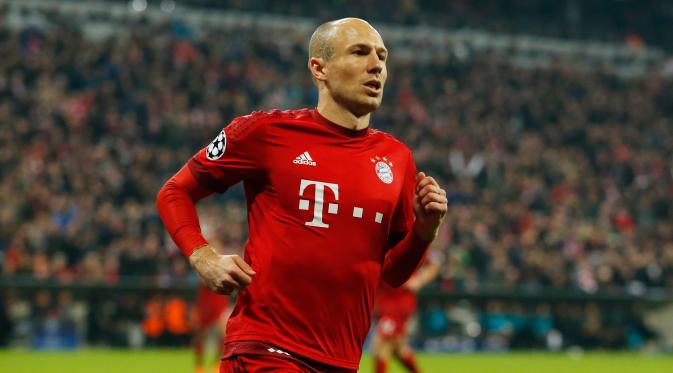 Gelandang Muenchen, Arjen Robben melakukan selebrasi usai mencetak gol kegawang Arsenal pada lanjutan Grup F liga champions di stadion Allianz Arena, Munich, Jerman (4/11). Muenchen menang atas Arsenal dengan skor 5-1. (Reuters/John Sibley) 