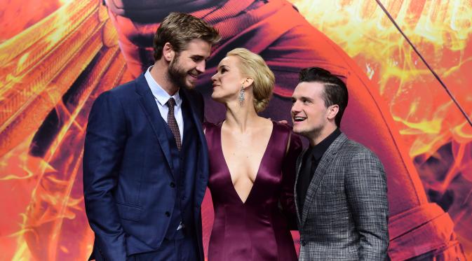 (Kiri-kanan) Aktor Liam Hemsworth, aktris Jennifer Lawrence dan aktor Josh Hutcherson berpose untuk fotografer saat menghadiri pemutaran perdana film 