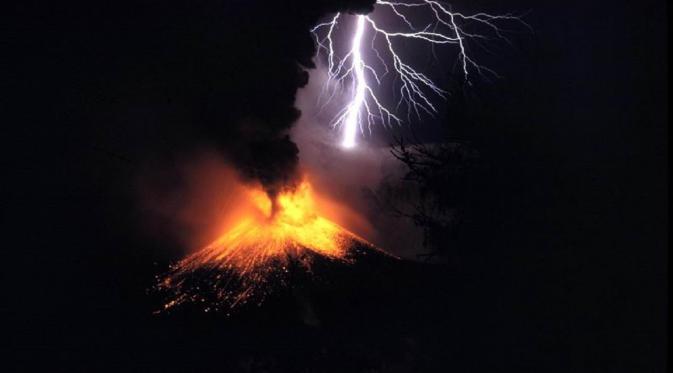 Penasaran melihat bagaimana kedahsyatan letusan anak Gunung Rinjani meletus? Simak videonya di sini.
