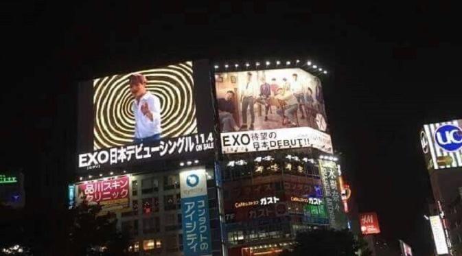 EXO-L ramaikan jalanan di Jepang dengan pernak-pernik EXO (via koreaboo.com)