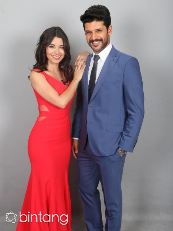 Sekedar mengingatkan, episode terakhir Elif season pertama ditutup dengan adegan berdarah di pernikahan Selim dan Zeynep. Tapi belum diketahui pasti siapa korban penembakan nyonya Arzu saat itu. (SCTV/Bintang.com)