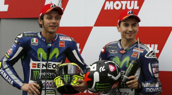 Dua pebalap Movistar Yamaha, Valentino Rossi dan Jorge Lorenzo, akan melakoni balapan penentuan juara dunia di MotoGP Valencia, Minggu (8/11/2015). (REUTERS/Issei Kato)