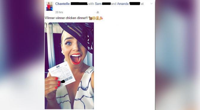 Chantelle mengambil selfie langsung setelah menerima tiket. (foto: Daily Mail)