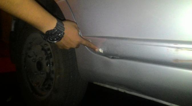 Penyidik masih melakukan penyelidikan terkait dengan lubang yang ada mobil korban. (Achmad Sudarno/Liputan6.com)