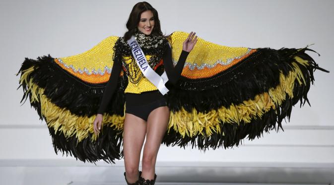 Edymar Martinez berpose mengenakan kostum bertema nasional saat mengikuti Miss International 2015 di Tokyo, Jepang, Kamis (5/11/2015).  Martinez memenangkan gelar Miss International 2015 ke-55 ini. (REUTERS/Toru Hanai)