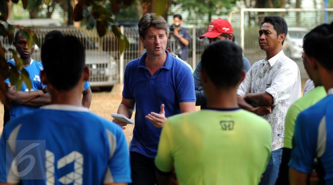 Pieter Huistra (tengah) memberikan arahan pada pemain PBR jelang uji coba lawan Villa 200 di Lapangan ISCI, Ciputat, Kamis (5/11/2015). Sebelumnya, Pieter Huistra menjabat sebagai pelatih sementara timnas Indonesia. (Liputan6.com/Helmi Fithriansyah)