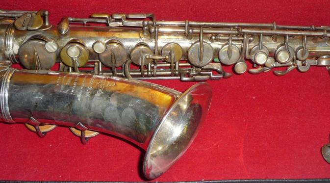 Saksofon yang jadi penemuan Adolphe Sax. | via: tennants.co.uk