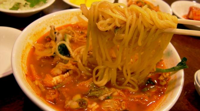 Jjambbong (Seafood noodles)| via: commons.wikimedia.com