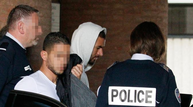 Striker Real Madrid, Karim Benzema meninggalkan gedung pengadilan di Versailles, dekat Paris , Kamis (5/11). Benzema dituduh melakukan pemerasan terkait video seks rekan setimnya di timnas Prancis, Mathieu Valbuena. (AFP/Matthieu Alexandre)