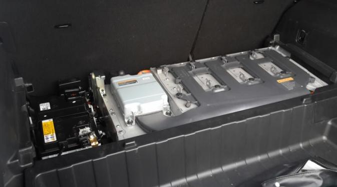 Baterai lithium ion Nissan X-Trail Hybrid berada di baris ketiga