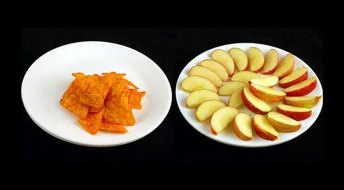 200 kalori pada keripik dan apel. (Via: top.me)