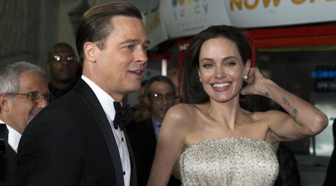 Brad Pitt (kiri) dan Angelina Jolie tiba di pemutaran perdana film " By the Sea " pada malam pembukaan AFI FEST 2015 di Hollywood, California, Kamis (5/11/2015). Film ini diproduksi dan disutradarai sendiri oleh Angelina Jolie. (REUTERS/Mario Anzuoni)