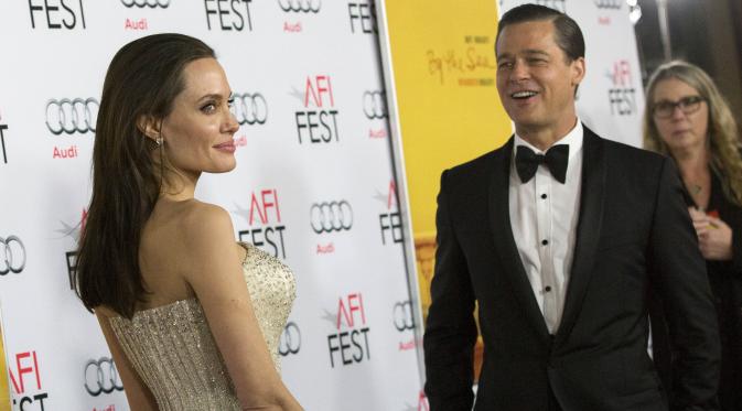 Artis Angelina Jolie berpose didampingi Brad Pitt saat acara pemutaran perdana film 